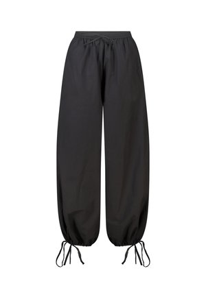 Zwarte broek met een losse pasvorm, elastische tailleband en trekkoorden bij de enkels, op een witte achtergrond.