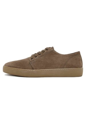 Brązowy zamszowy niski sneaker z zaokrąglonym noskiem, z zapięciem na sznurowadła i grubą gumową podeszwą, pokazany z profilu na białym tle.