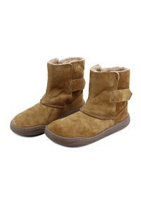 Botines de ante marrón con un forro interior suave, que cuentan con una correa ajustable de gancho y bucle para cierre y una suela redondeada de goma.