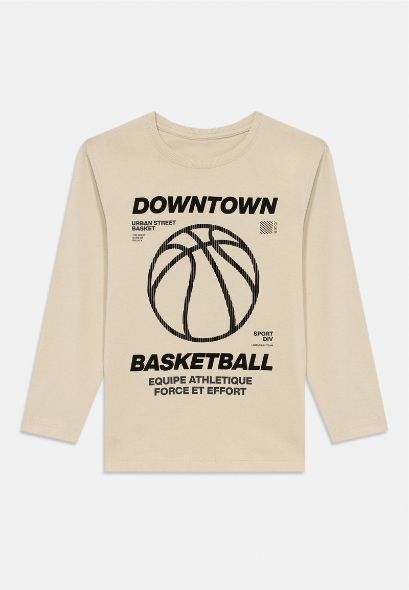 Bēša garām piedurkņu T-kreklā ir melna basketbola grafika, teksts "DOWNTOWN BASKETBALL" un dažādi sporta tematiskie izteicieni.