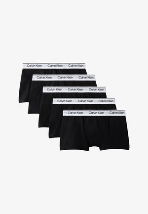 Cinq boxers noirs pour hommes avec une ceinture blanche affichant le logo Calvin Klein répété en noir.