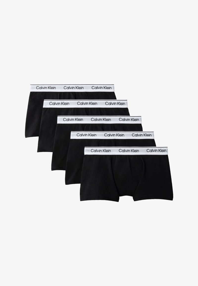 Fem sorte boksershorts til mænd med hvide linninger med Calvin Klein-logo gentaget i sort tekst.