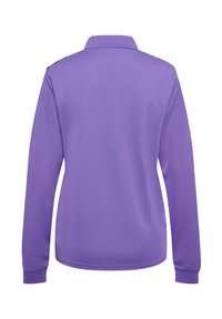 Koszulka polo z długim rękawem wykonana z fakturowanej purpurowej tkaniny, z założonym kołnierzykiem, prążkowymi mankietami i prostym dolnym wykończeniem.