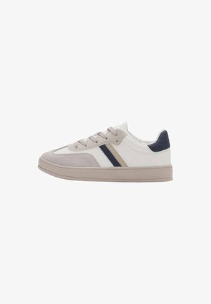 Niskie sneakersy wykonane z połączenia białej skóry i szarego zamszu, z niebieskimi i beżowymi ukośnymi paskami po bokach. Gumowa podeszwa.