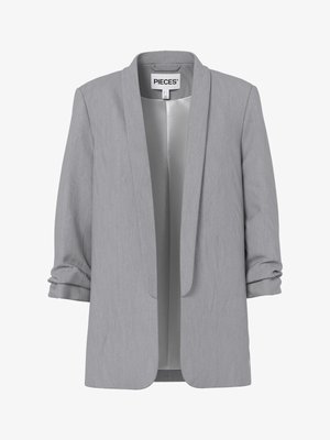 Vaaleanharmaa avoin bleiseri, jossa on käännetyt hihat, viittakaulus ja sileä vuori, kauluksen sisäpuolella etiketti "PIECES".