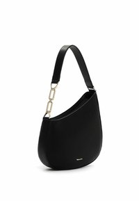 Borsa a spalla in pelle nera con silhouette curvata, caratterizzata da un accento in catena dorata sulla tracolla e una finitura testurizzata.