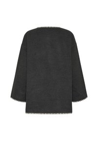 Mörkgrå, löst passande tröja med trekvartslånga ärmar. Har en texturerad söm längs halsringningen och ärmsluten.