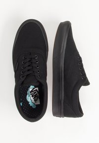 Černé plátěné tenisky s šesti dírkami, texturovanou gumovou podrážkou a polstrovanou stélkou s tečkovaným vzorem. Ozdobeny štítkem s logem.