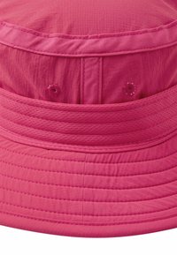 Różowa czapka z szerokim rondem, wykonana z lekkiego materiału, z teksturowaną powierzchnią i dwoma otworami wentylacyjnymi na czubku.