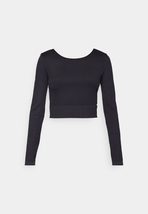 Top scurt negru, cu mânecă lungă, ajustat, cu decolteu rotund și textură plițată. Baza se termină puțin deasupra taliei, având elemente de design minimaliste.