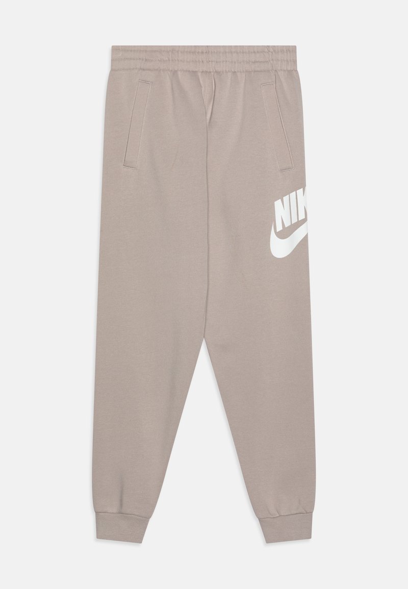 Calças de fato da Nike em bege claro, com um logótipo branco, cintura elástica e punhos nas pernas. Inclui dois bolsos laterais.