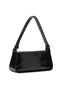 Sac à épaule en cuir noir avec une texture lisse, de forme rectangulaire et une seule bandoulière réglable. Présente un design minimaliste sans matériel visible.