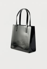 Fekete műbőr bevásárlótáska strukturált kialakítással, fényes felülettel, sík aljjal és dupla fogantyúval a könnyű hordozásért.