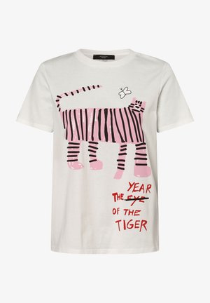 Camiseta blanca con un gran gráfico de un tigre de rayas rosas y negras y una pequeña mariposa, el texto dice "Año del Ojo del Tigre" con "Ojo" tachado.