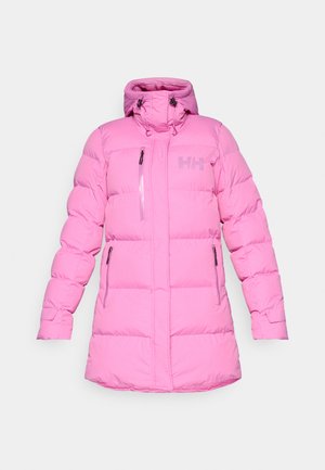 Chaqueta acolchada de color rosa brillante con capucha, cremallera frontal y dos bolsillos laterales, diseñada para ofrecer calidez y comodidad. Logo de la marca visible en el pecho.