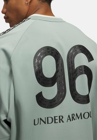 Under Armour 96 TERRACE - Sportinis megztinis - silica green