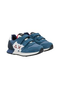 Sneakers per bambini blu e blu navy con pannelli laterali bianchi, design geometrici rossi e due cinturini in velcro blu.