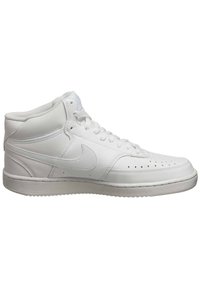 Basket haute en cuir blanc avec des détails perforés, un col rembourré et une semelle en caoutchouc. Présente un logo proéminent sur le côté.