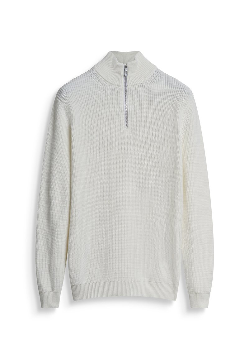 Maglione bianco con colletto alto, texture a coste e maniche lunghe. Presenta una mezza zip al colletto e una vita aderente.