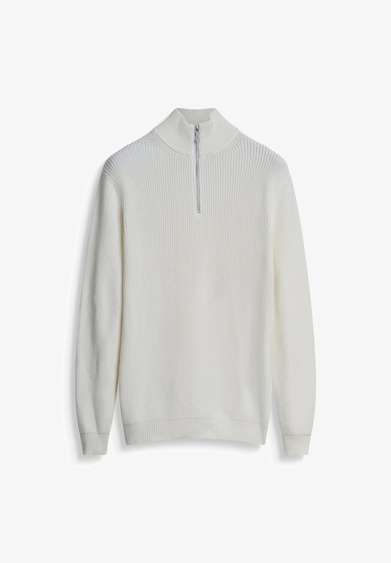 Maglione bianco con colletto alto, texture a coste e maniche lunghe. Presenta una mezza zip al colletto e una vita aderente.