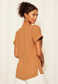 Friends Like These V NECK ROLL SLEEVE BUTTON - Blūze - burnt orange denim