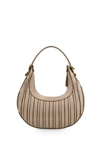 Beige leren handtas met verticale plooien, gebogen vorm, korte handgreep en gouden hardware accenten. Ritssluiting aan de zijkant.