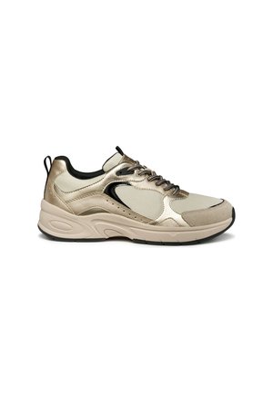 Beiger und goldener Sportschuh mit schwarzen Akzenten, Mesh-Einsätzen, abgerundeter Spitze, dicker gepolsterter Sohle und schwarzem Zugband an der Ferse.