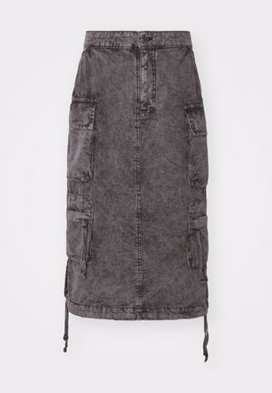 Faded musta cargo-denim seelik, põlvekohale ulatuv, kahe küljetaskuga, nööbikinnitus ja reguleeritavad tõmblukkude nöörid alläärel. Tekstureeritud viimistlus.
