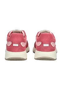 Różowe zamszowe trampki o teksturowanym wykończeniu, z beżową podeszwą i różowymi akcentami z tyłu, w tym małym uchwytem.