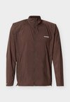 SHKOUT FLY REGULAR FIT - Μπουφάν για τρέξιμο - coffee bean