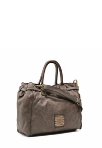 Borsa a mano in pelle marrone con due manici, una tracolla regolabile e una toppa rettangolare con logo in metallo dorato sul fronte.