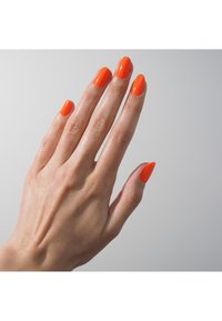 Smalto per unghie di colore arancione brillante e lucido su unghie lunghe e di forma ovale. La mano ha un incarnato chiaro e una leggera lucentezza sulla texture della pelle.