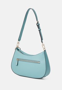 Tyrkysová kabelka přes rameno z umělé kůže s zakřiveným designem, nastavitelným popruhem a přední kapsou na zip. Strukturální povrch s kontrastním lemováním.