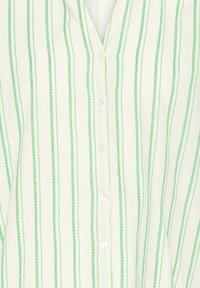 Camisa blanca abotonada con finas rayas verdes verticales y cuello en V.