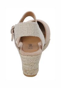 Sandalo con tacco a cuneo beige con piattaforma in juta intrecciata, tomaia in morbido camoscio, apertura sul retro e cinturino regolabile con fibbia in metallo.