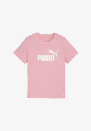 Jasnoróżowy t-shirt z białym logo Puma i grafiką skaczącego kota na piersi. Krótkie rękawy, dekolt typu crew neck.