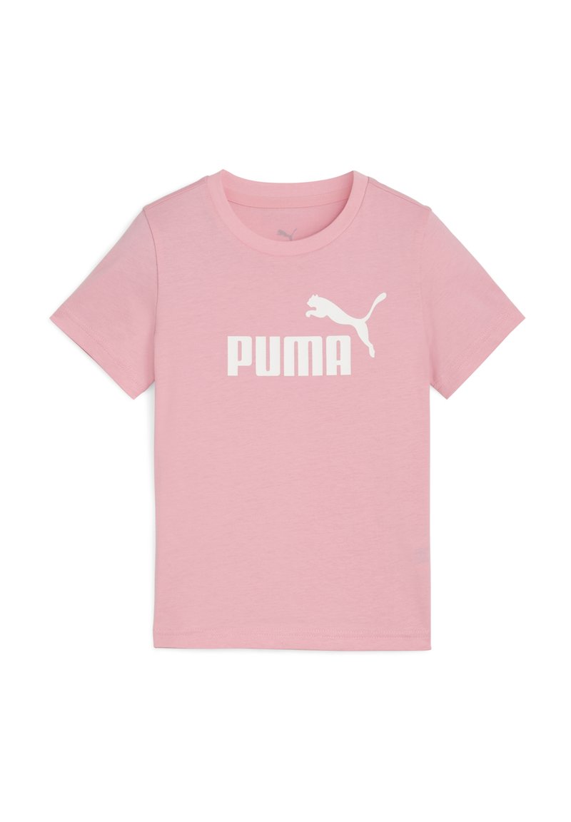 Jasnoróżowy t-shirt z białym logo Puma i grafiką skaczącego kota na piersi. Krótkie rękawy, dekolt typu crew neck.