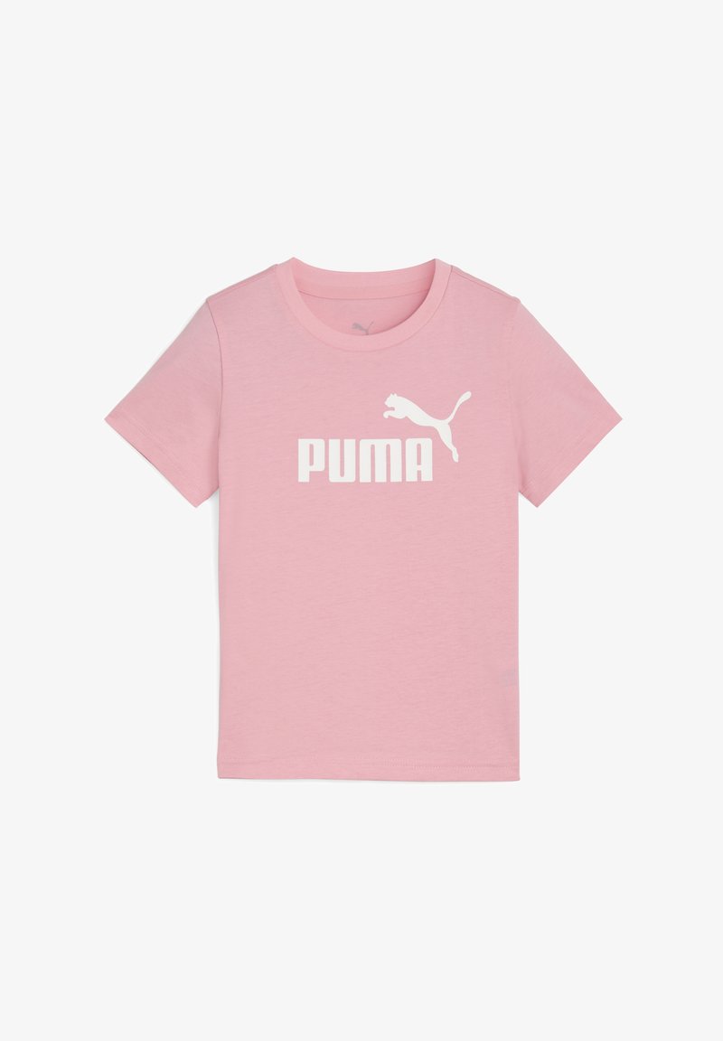 Jasnoróżowy t-shirt z białym logo Puma i grafiką skaczącego kota na piersi. Krótkie rękawy, dekolt typu crew neck.