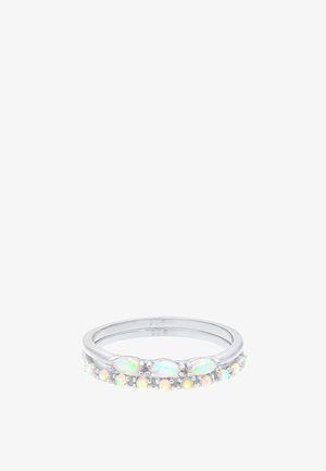 Hopeasirengas, jossa on marquise-leikattuja opaleita ja pieniä pyöreitä opaleita. Rengas on sileä ja kiillotettu, ja siinä on monimutkaisia helmimäisiä yksityiskohtia.