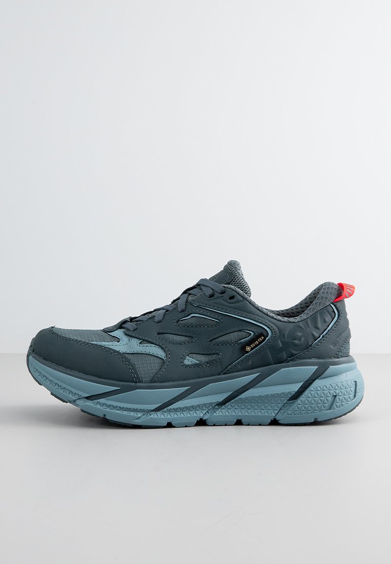 Teniși de mers sportiv