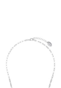 Collar de cadena de plata con eslabones rectangulares alargados y un cierre de langosta que incluye un extensor ajustable y una pequeña etiqueta de logotipo ovalada.