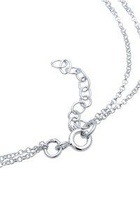 Silverfärgad metallhalsband med sammanl�änkade kedjor med cirkulära länkar. Designen inkluderar en enkel låsmekanism för fäste.
