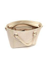 Borsa tote beige con superficie testurizzata, manici doppi, chiusura con zip e tasche interne. Presenta cuciture decorative e accessori in metallo.