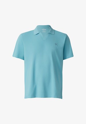 Hellblaues kurzärmliges Poloshirt mit offenem Kragen und kleinem quadratischem Logopatch auf der linken Brust.