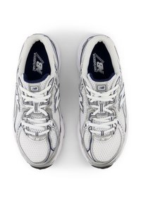 Pantofi atletici din plasă albă cu accente gri și bleumarin, prezentând un design cu șireturi, guler căptușit și o talpă texturată pentru aderență.