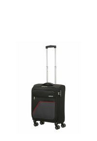 Valise noire avec poignée rétractable, cinq roues, poche frontale zippée, accent rouge et tissu résistant. Design compact pour les voyages.