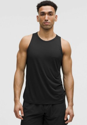 Schwarz ärmelloses Sporttanktop aus glattem, leichtem Stoff, mit Rundhalsausschnitt und lockerer Passform, getragen mit schwarzen Shorts.