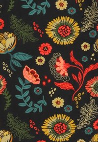 Schwarzer Stoff mit einem floralen Muster aus mehrfarbigen Blumen, darunter gelbe, rote und blaue, sowie grüne Blätter und Reben.