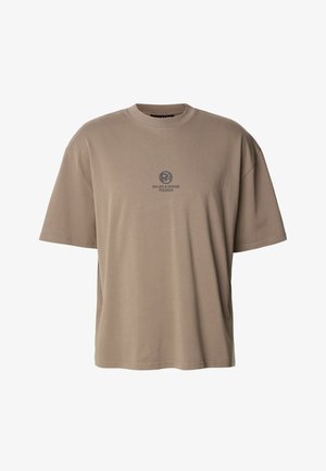 Liiga suur lühikeste varrukatega t-särk taupe värvi puuvillast, ümara kaelusega ja esiküljel tumesinisega trükitud logoga "VALUES & VISIONS PEGADOR".