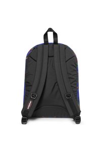 Sac à dos avec des bretelles noires ajustables, un passepoil en tissu aux motifs colorés et une poignée supérieure robuste pour un transport facile. Texture lisse, design léger.